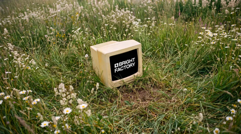 Monitor CRT in un prato con il marchio Bright Factory